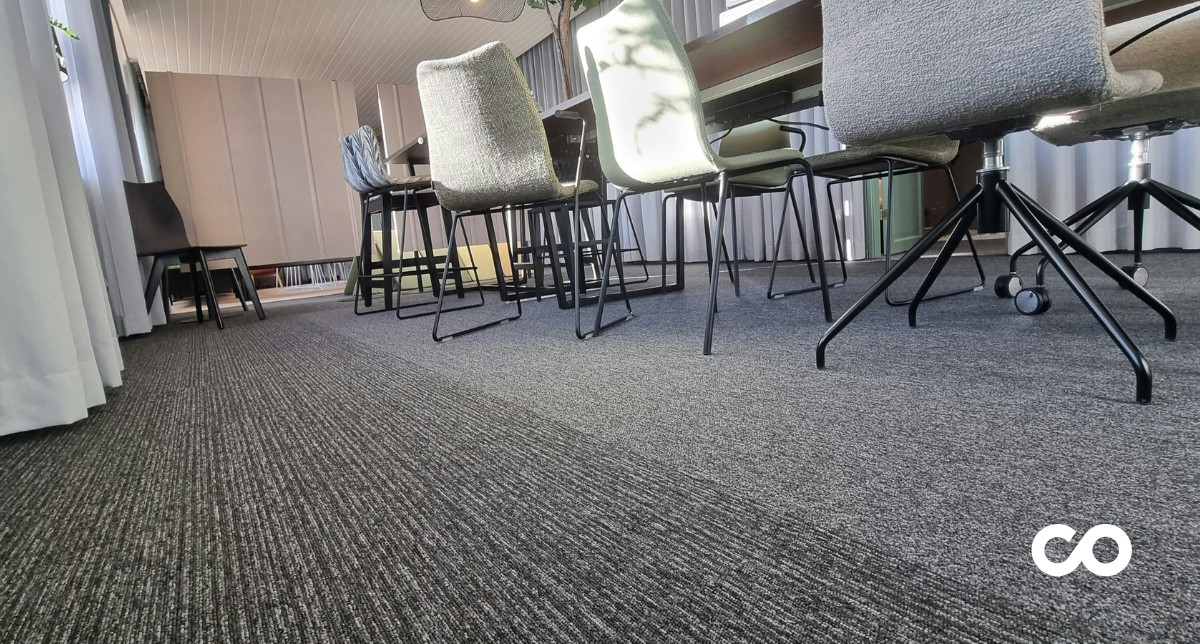 Dalles de moquette modulaires: la tendance durable qui transforme les bureaux en 2025