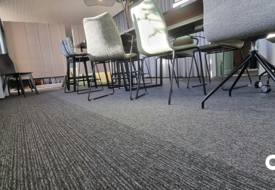 Dalles de moquette modulaires: la tendance durable qui transforme les bureaux en 2025